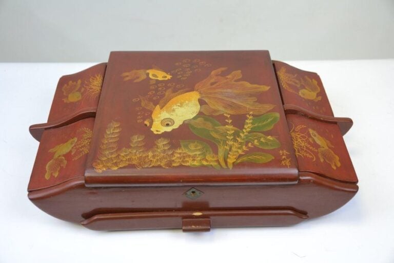 NECESSAIRE A TOILETTE DE VOYAGE EN BOIS LAQUE A DECOR DE POISSONS DORES
