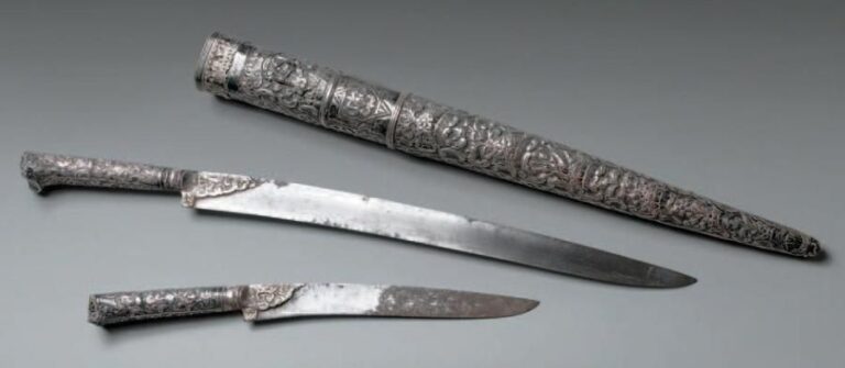 Nécessaire contenant deux dagues ottomanes Acier, bois et argent Le fourreau marqué du sceau de Salomon, terminé par une coquille, est à décor végéta