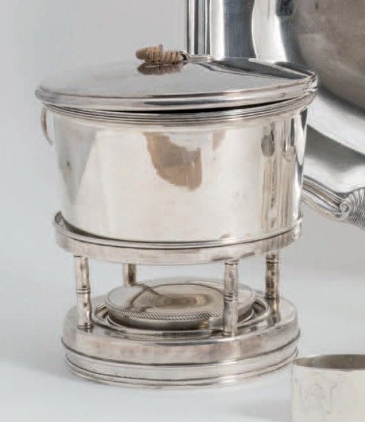 NÉCESSAIRE DE VOYAGE en argent se composant d'un réchaud, d'un support et d'une casserole à bordure rainurée à poignée double repliable, prise circulaire recouverte d'osie
