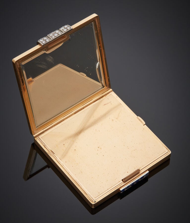 NECESSAIRE du SOIR en platine (950‰) et or jaune (750‰) godronné composé d'un P…