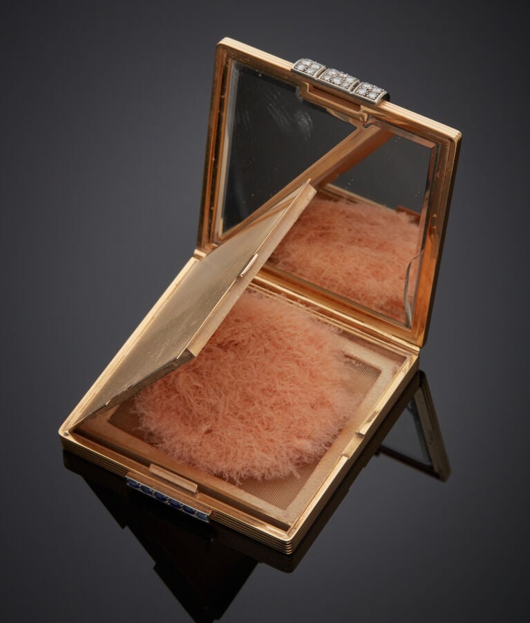 NECESSAIRE du SOIR en platine (950‰) et or jaune (750‰) godronné composé d'un P…