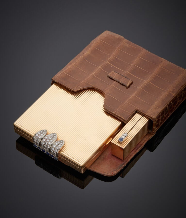 NECESSAIRE du SOIR en platine (950‰) et or jaune (750‰) godronné composé d'un P…