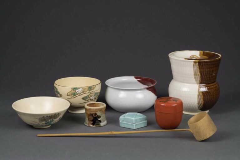 NECESSAIRE POUR LA CEREMONIE DU THE Japon, XXe siècle, Période Showa Eléments en céramique et en boi
