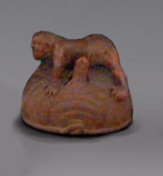 Netsuke en bois représentant un oni tenant Choki emprisonné sous un panier transpercé par le sabre de Chok