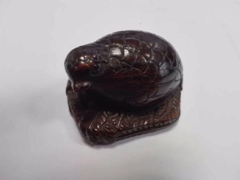 NETSUKE EN BUIS SCULPTE FORMANT CAILLE SIGNE SHOZAN Japon, Ere Meiji, Fin du XIXe siècle Les yeux incrusté