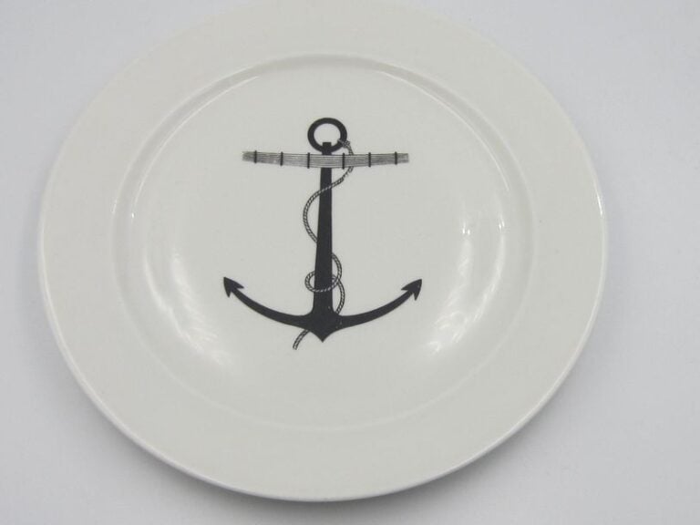 NEUF ASSIETTES À DESSERT en porcelaine blanche à décor d'ancre de marine