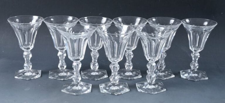 Neuf verres à pied en cristal taillé à côtes plates, jambe balustr