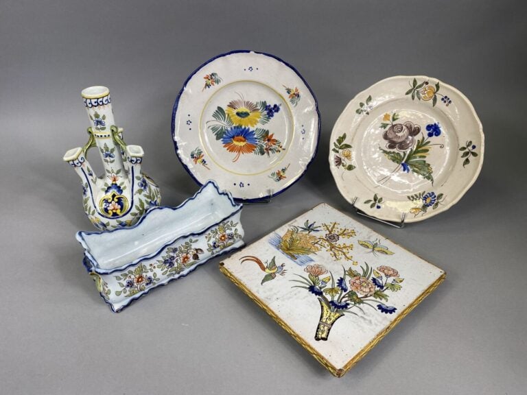 NEVERS, dans le goût - Bouquetière et petite jardinière à décor de fleurs - On…