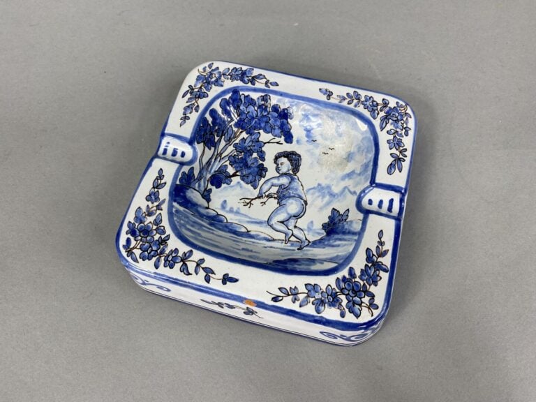 NEVERS, E. Georges - Cendrier en céramique émaillée à décor en camaïeu bleu d'u…