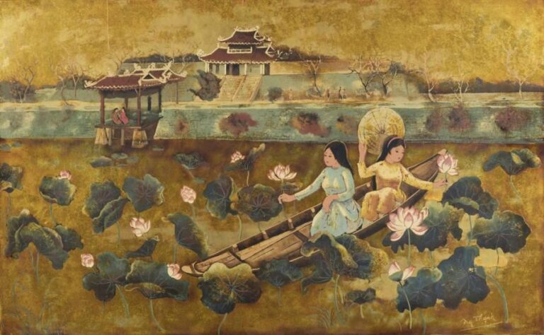 NG THANH (Vietnam / Indochine, Actif XXe siècle) Beautés annamites dans une barque sur un lac aux lotus Panneau de bois laqué (griffures H: 49,5 cm - l: 79,5 cm - E