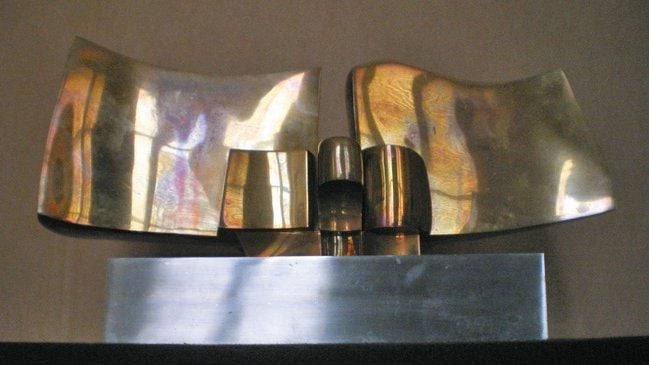 Nike, octobre 1972 Sculpture en bronze et acier Édition N°22/25 41 x 16 x 16 cm Certificat d'Artcurial joint
