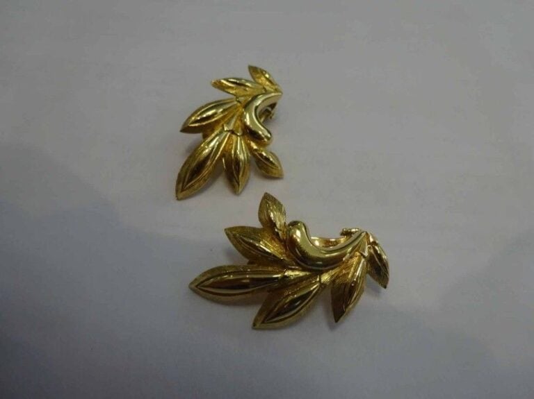 Nina RICCI Baire de boucles d'oreilles à clips ou clips d'oreilles en métal doré à l'imitation de feuille