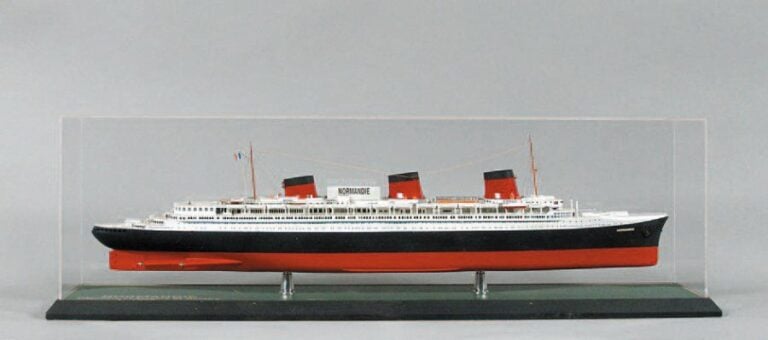 « NORMANDIE » 1935 Fine maquette du paquebot de la Compagnie Générale Transatlantique présentée sous vitrine en Plexigla