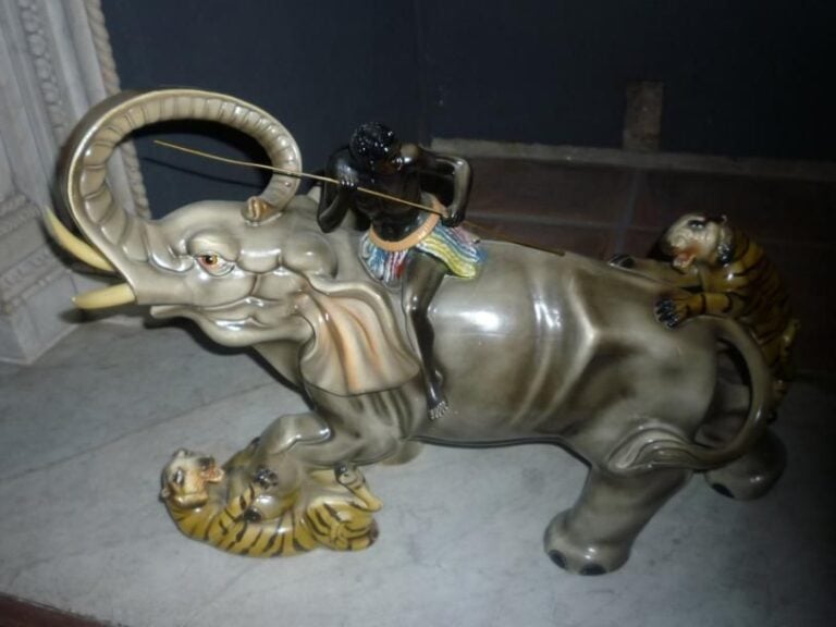 Nubien sur le dos d'un éléphant chassant des tigres en porcelaine émaillé polychrome 40x66 cm