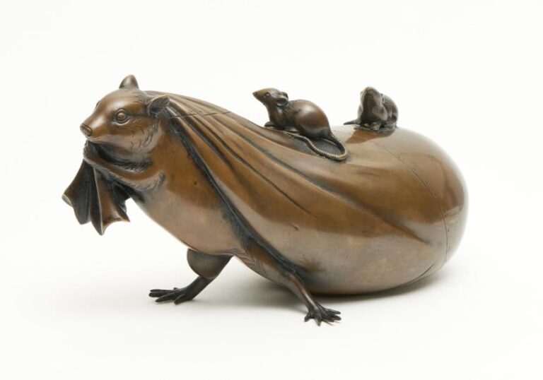 Objet décoratif okimono en bronze figurant une grande souris tirant derrière soi la divinité de la chance Daikok