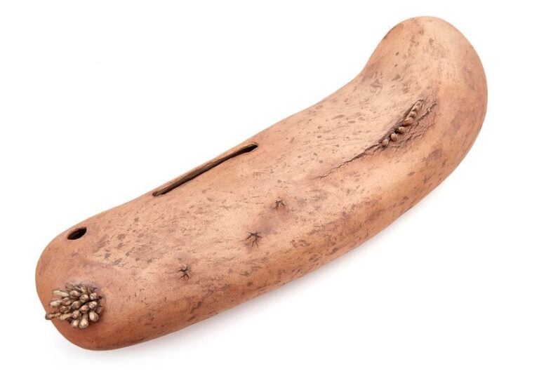 Objet en céramique brune en grès intitulé: « Résurrection de la corruption » par le Japonais installé depuis 2004 en Australie, Uranishi Kenji (1973