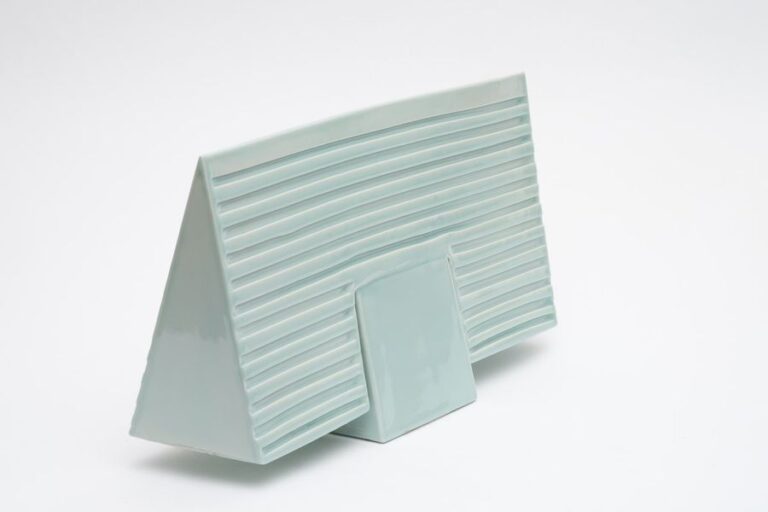 Objet triangulaire en porcelaine Imari vert pâle à glaçure intitulé: “construisant un pont (hashi o kakeru)” de Miyanaga Rikichi (1935) de Kyoto, dans sa boîte d'origine, daté Showa 58 (1983