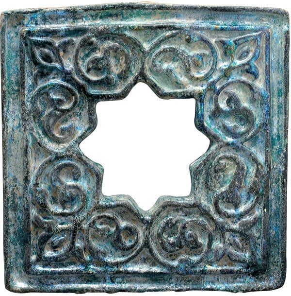 OCULUS Plaque carrée percée d'une fenêtre étoilée octogonale et décorée de fleurons en rinceaux noirs moulés sous glaçure turquoise irisé