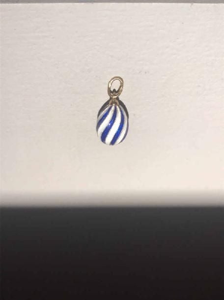 Oeuf de Pâques miniature pendentif en argent 800 millièmes et émail blanc et bleu, à décor de spirale