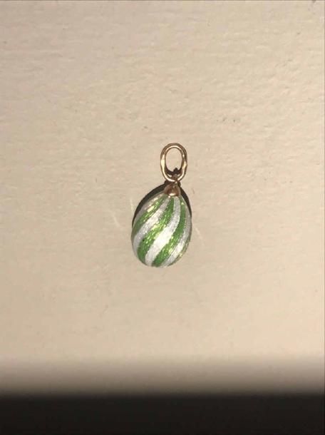 Oeuf de Pâques miniature pendentif en argent 800 millièmes et émail blanc et vert, à décor de spirale