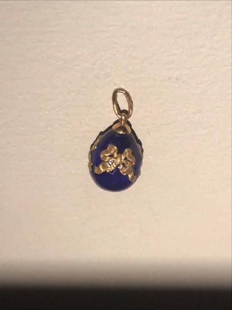 Oeuf de Pâques miniature pendentif en argent 800 millièmes et émail bleu et or, à décor de noeuds enrubanné