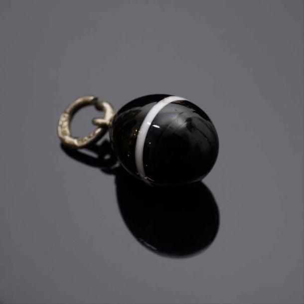 Oeuf de Pâques miniature pendentif en verre de couleur noire orné d'un filet blanc, monté en argent 84 zolotniks (875 millièmes