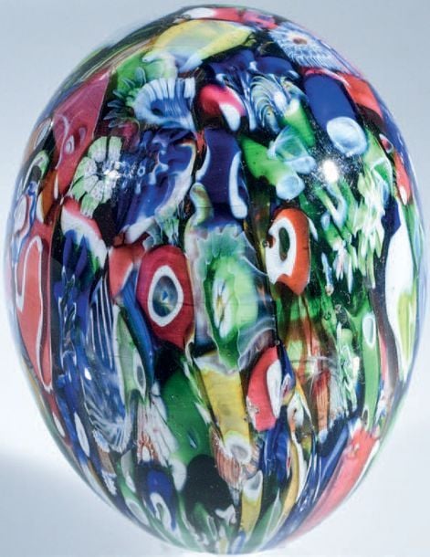 Oeuf rafraîchissoir à main à décor de cannes et de bonbons polychromes en pêle-mêl