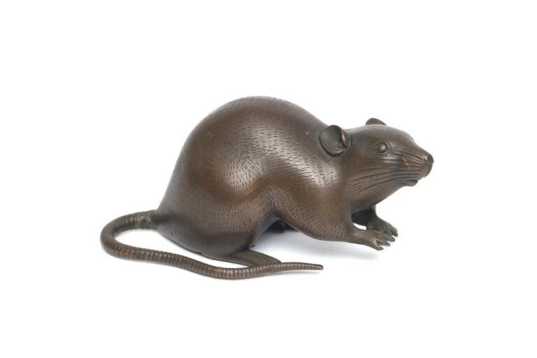 OKIMONO EN BRONZE A PATINE BRUNE A L'IMITATION D'UN RAT