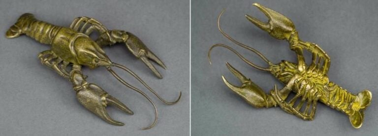 OKIMONO EN BRONZE A PATINE MORDOREE REPRESENTANT UN HOMARD Probable travail Japonais de l'ère Meiji et des alentours de 1900 Le crustacé représenté sur son ventre, yeux écarquillés et pinces ouverte