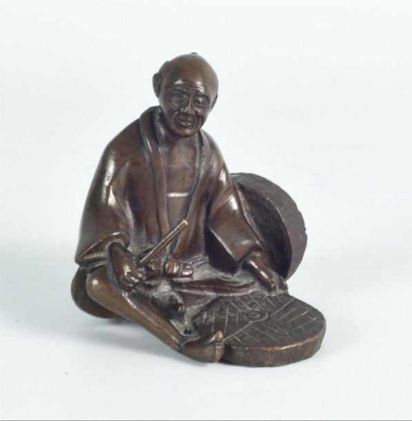 OKIMONO EN BRONZE FIGURANT UN PAYSAN AUX TAMBOURS (TAIKO) - ECOLE DE TOKYO Japon, période Meiji Numéroté manuscritement au dessou