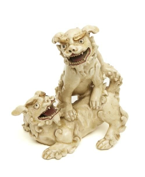Okimono (objet décoratif) en céramique blanche de Satsuma représentant deux lions shishi en train de joue