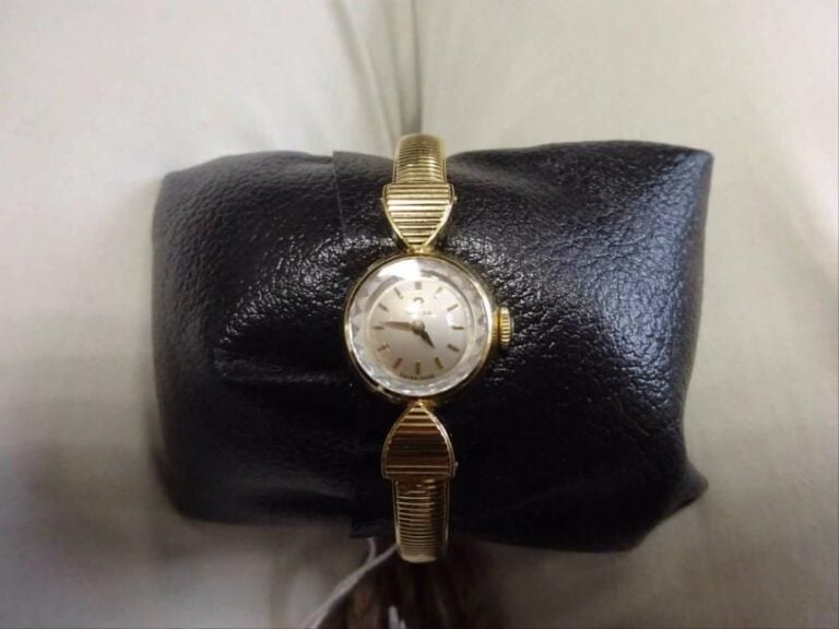 Oméga Montre bracelet de dame en or jaune 18K (750°/00