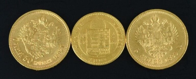 OR - LOT DE PIECES - RUSSIE (x2) ET HONGRIE (x1) Lot comprenant trois pièces en or, deux Russes et une Hongroise: > 7 Roubles 50 Kopecks Tsar Nicolas II et Aigle Impérial, 1897, Atelier: Saint-Pétersboug, Titre: 900/1000,