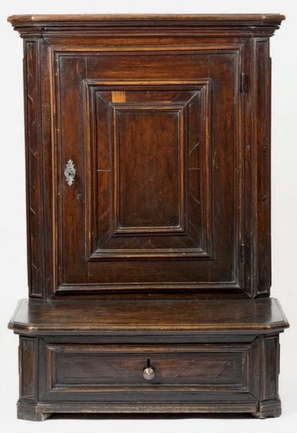 Oratoire en noyer et bois fruitier ouvrant à une porte et un tiroir dans l'agenouilloi