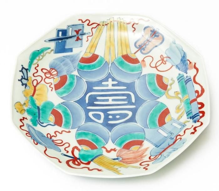 Originale assiette sur piedouche de forme octogonale en porcelaine polychrome de Nabeshim