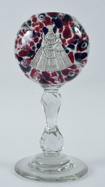 Ornement circulaire sur pied à jambe taillée à facettes, à fond jaspé polychrome orné d'un cristallo- cérame représentant une Vierge à l'enfant entourée d'un cercle de bulles incolore