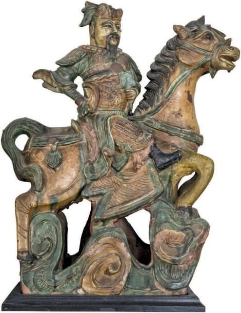 Ornement de faîtage en grès vernissé sancai (ocre, vert et brun), représentant un cavalier sur un cheval galopant au-dessus des nuage