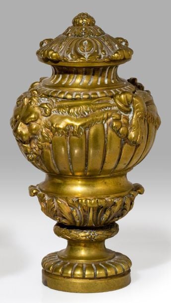 Ornement de rampe en forme de vase couvert à têtes et pattes de lion, feuilles d'acanthe, côtes, rinceaux et motif floral au somme