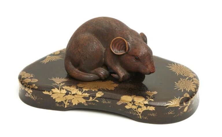 Ornement décoratif en bois naturel marron figurant une souris tenant entre ses pattes sa queu