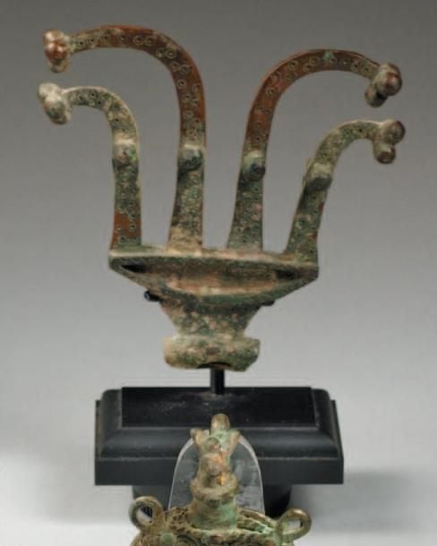 ORNEMENT Plaque en forme de vase tronconique surmontée de quatre tiges incurvées divergentes, ornées de sphères à mi-hauteur et aux extrémité
