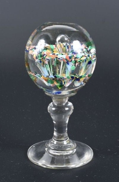 Ornement sphérique sur pied à motifs internes mouvementés polychromes et aventurine centrés par des bulle