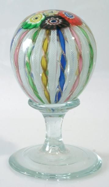 Ornement sur pied en verre à décor de torsades blanches filigranées ou polychromes et aventurine, centrées par six bonbons polychrome