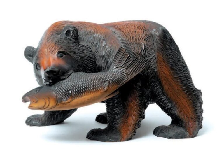 Ours en bois sculpté par le peuple Ainu tenant un saumon dans son musea