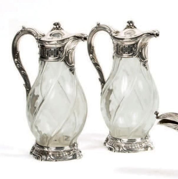 Paire d'aiguières en cristal à côtes torses gravées de feuillage, monture d'argent à décor de coquilles et feuillag