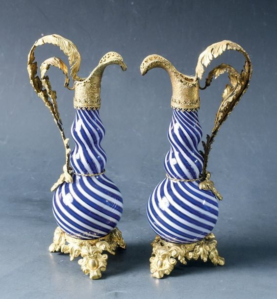 Paire d'aiguières en cristal rubané alterné bleu et blanc spiral