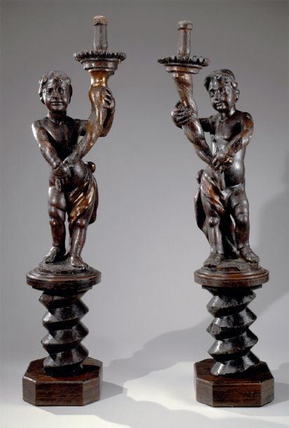 Paire d'amours formant piques cierge, en bois sculpté anciennement dor