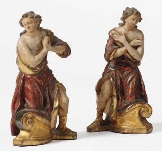 Paire d'anges agenouillés en bois sculpté, polychromé et doré avec parties a la mecc