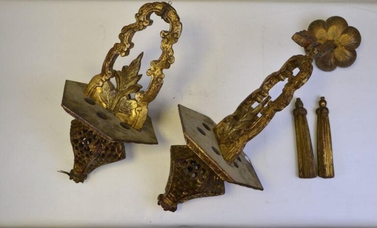 PAIRE D'APPLIQUES EN BOIS ROUGE ET DORE