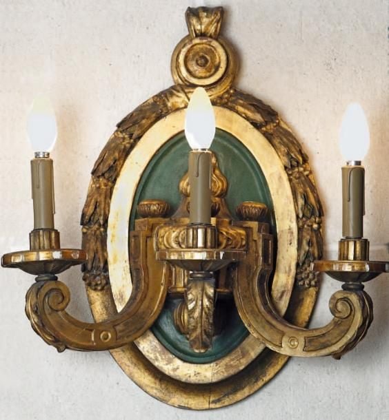 Paire d'appliques en bois sculpté, doré et laqué à trois bras de lumièr