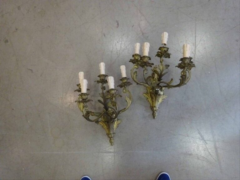Paire d'APPLIQUES en bronze doré ciselé à cinq branches de lumière riche décor Rocaille de motif d'agrafes feuillagées style Louis XV